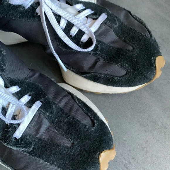 New Balance 327 size 7 1/2 sneakers - Picture 3 of 9